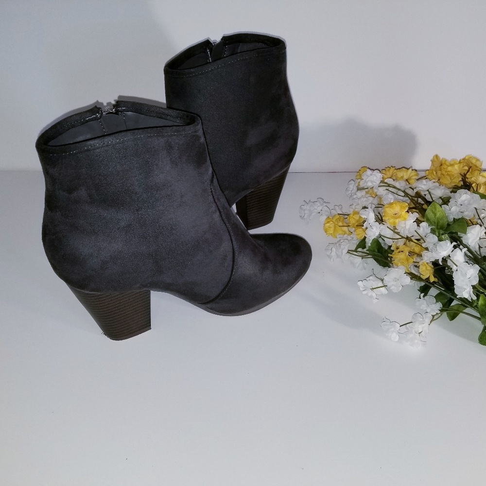 EUC JG Charcole Suede Ankle Boot Silver Zip Size 9